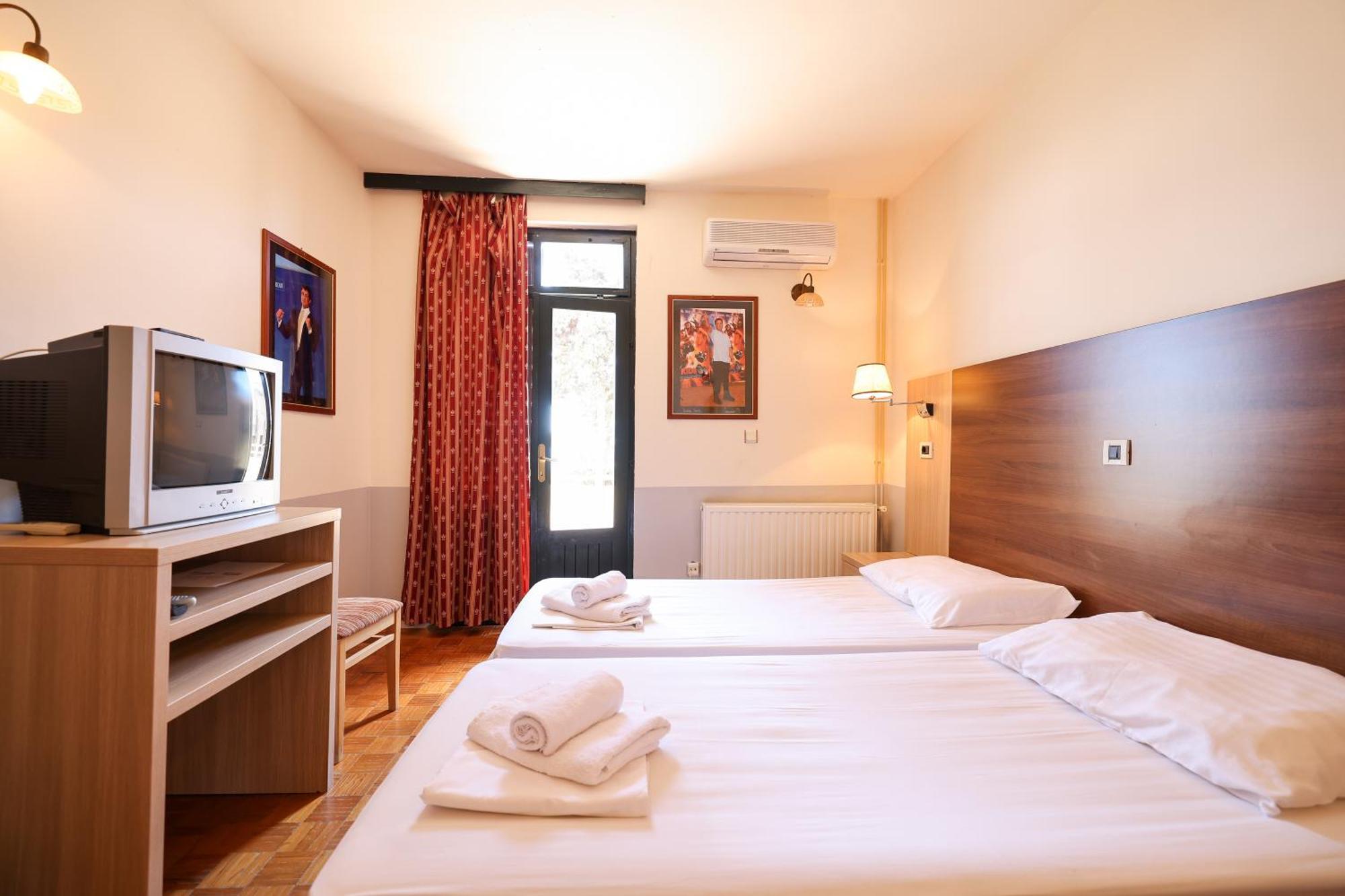 Tribunia Beach Hotel Tribalj Extérieur photo